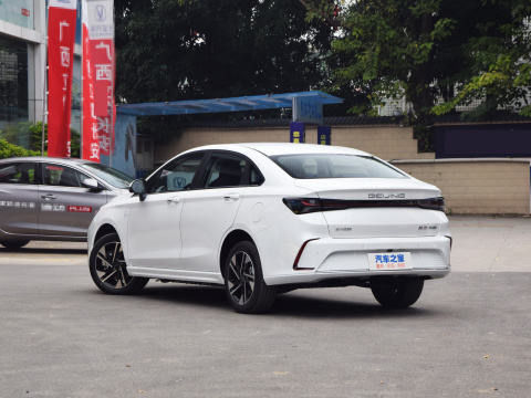 BEIJING EU5 Elektrische compacte auto met 4 deuren en 5 zitplaatsen