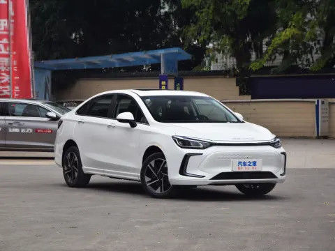 BEIJING EU5 Elektrische compacte auto met 4 deuren en 5 zitplaatsen
