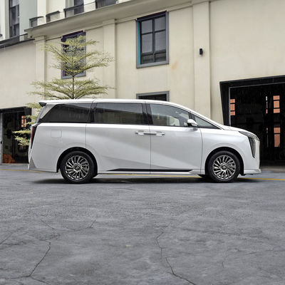 GAC M8 Chinese brandstof aangedreven auto 5 deuren 7 zitplaatsen MPV Motor 2.0T