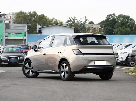 BaoJun Clouds Ev Een hatchback kleine elektrische sedan met een bereik van 360KM-460KM