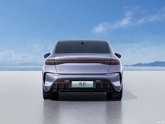 BYD 2025 Seal, een zuiver elektrische sedan met een bereik van tot 650 km, een nieuw intelligent rijsysteem en de beste prijs-kostenverhouding voor een middelgrote elektrische sedan.