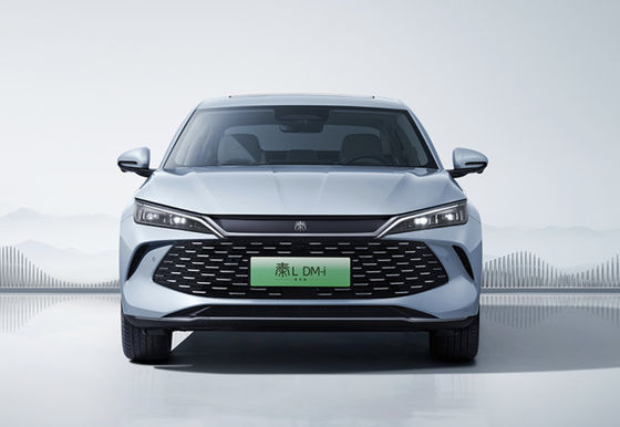 Luxe en efficiëntie Chinese elektrische auto's 2,5-3,4 uur oplaadtijd 225/55 R17 banden slanke fastback design